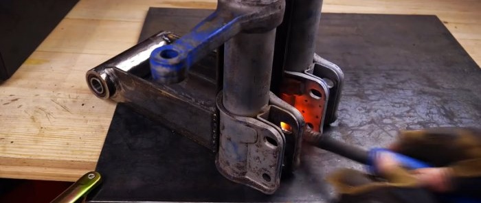 Hur man gör en skärmaskin av en vinkelslip och gamla stötdämpare