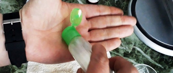 Πώς να φτιάξετε ένα απλό και αποτελεσματικό απολυμαντικό χεριών
