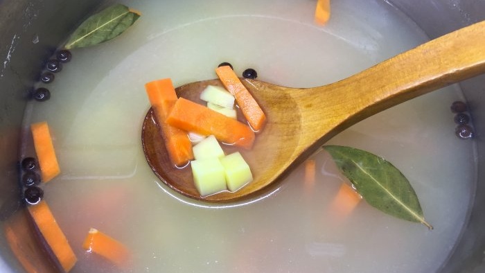 Receita de sopa de peixe poleiro com caviar