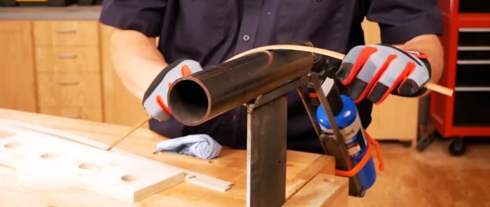 Cómo doblar espacios en blanco de madera con un tubo caliente.