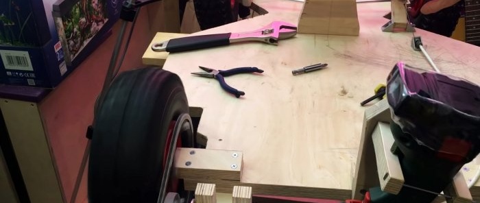 Cómo hacer un coche eléctrico para niños con madera contrachapada y un destornillador.