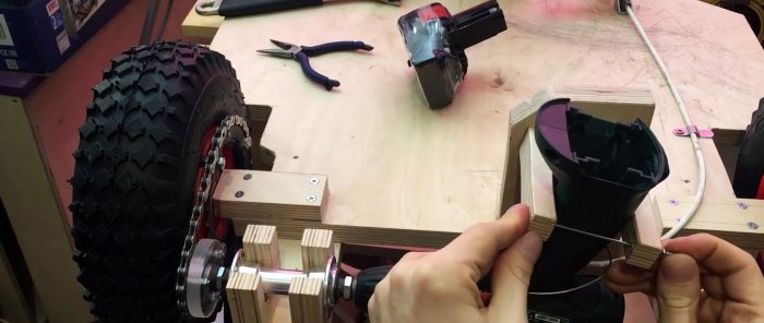 Comment fabriquer une voiture électrique pour enfants à partir de contreplaqué et d'un tournevis