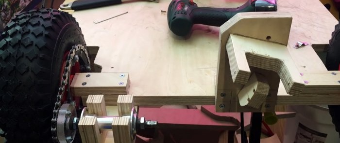 Cara membuat kereta elektrik kanak-kanak dari papan lapis dan pemutar skru