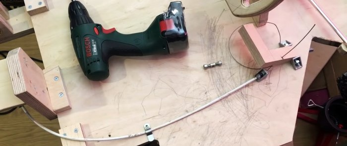 Πώς να φτιάξετε ένα παιδικό ηλεκτρικό αυτοκίνητο από κόντρα πλακέ και κατσαβίδι