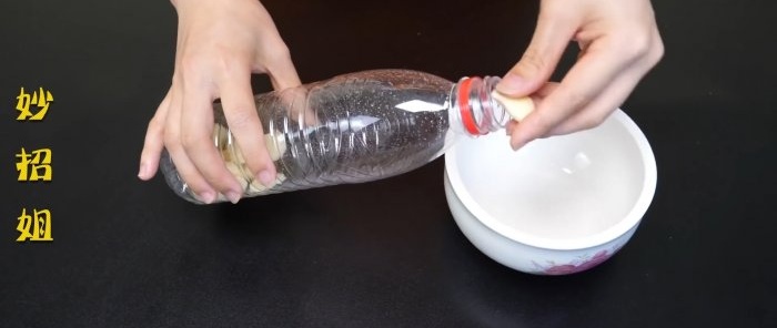 Rende yok Plastik bir şişe kullanarak sarımsak nasıl soyulur, aynı zamanda doğranır