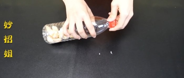 Ingen rivejern Sådan skræller du ikke kun, men også hakker hvidløg ved hjælp af en plastikflaske