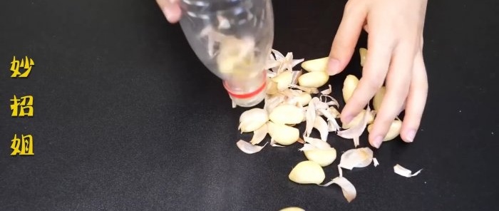 Senza grattugia Come non solo sbucciare ma anche tritare l'aglio utilizzando una bottiglia di plastica