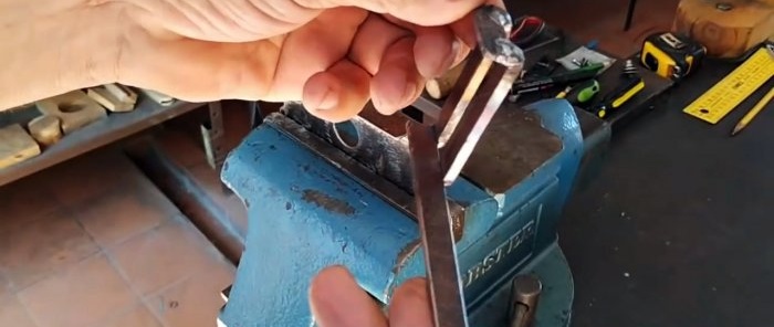Paano gawing jigsaw ang isang makinang panahi