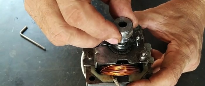Hur man gör om en symaskin till en sticksåg