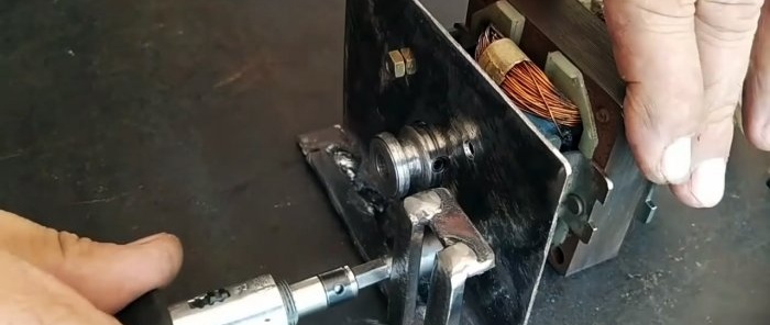 Hur man gör om en symaskin till en sticksåg