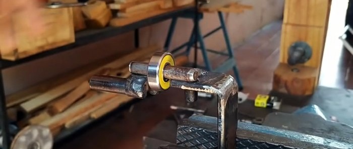 Cómo convertir una máquina de coser en una sierra de calar