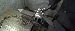 Wie man aus einer Schiene eine einfache Maschine zur Herstellung von Ketten baut