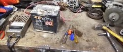 Hvordan magnetisere en skrutrekker øyeblikkelig ved hjelp av et batteri