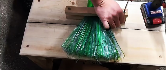 Wie man aus Plastikflaschen einen Besen macht