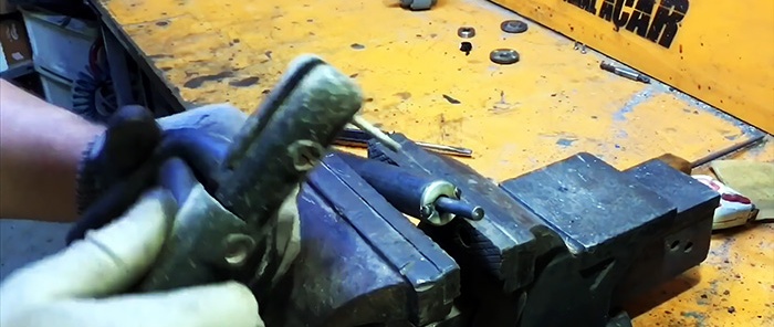 Cum se face un motor de barcă dintr-o șurubelniță