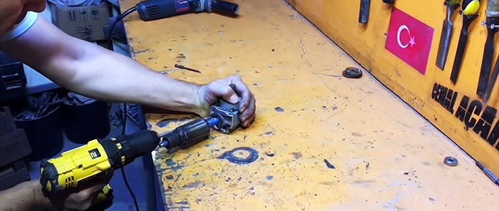 Hvordan lage en båtmotor fra en skrutrekker
