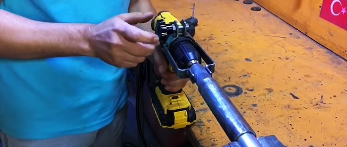 Hvordan man laver en bådmotor fra en skruetrækker
