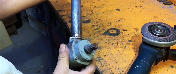 Hvordan man laver en bådmotor fra en skruetrækker