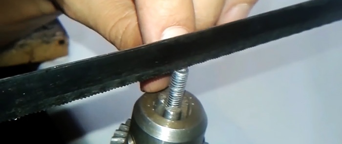 Cum să faci un accesoriu de burghiu pentru o șurubelniță