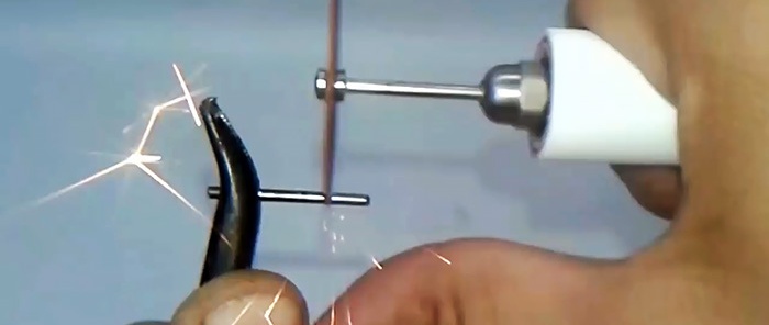Cum să faci un accesoriu de burghiu pentru o șurubelniță