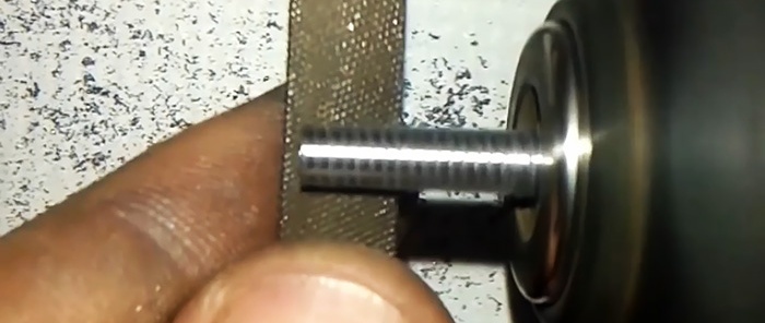Hoe maak je een booropzetstuk voor een schroevendraaier