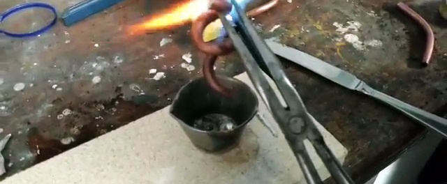 Hur man gör en skarp böj på ett kopparrör utan en rörbockare eller annan utrustning