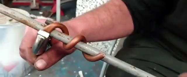 Hvordan lage en skarp bøy på et kobberrør uten rørbøyer eller annet utstyr