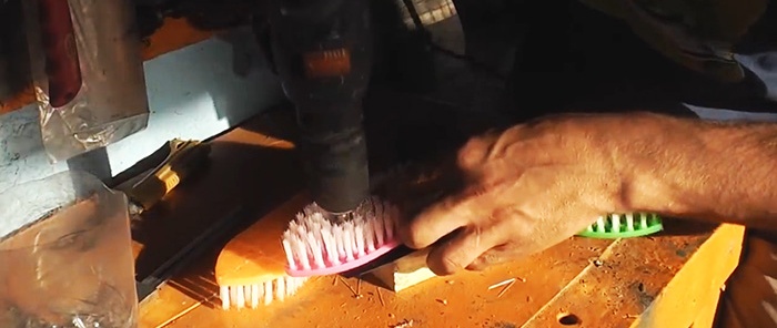 Come realizzare una spazzola turbo per un rifinitore che lava tutto