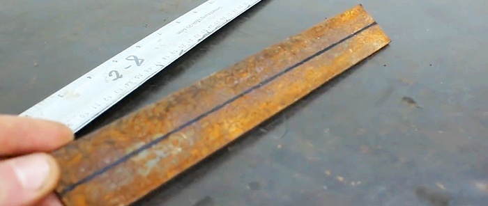 Soporte de taladro para taladro hecho con amortiguadores viejos