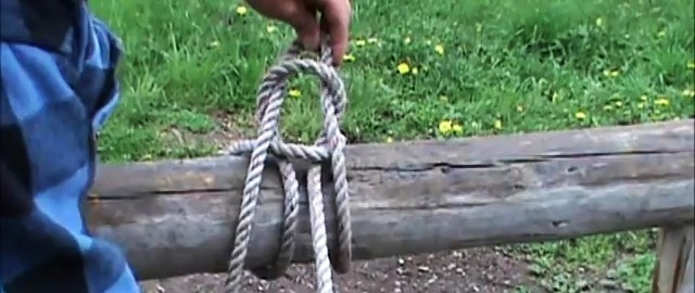 Hoe je een touw aan een paal vastmaakt, zodat je het later gemakkelijk kunt losmaken