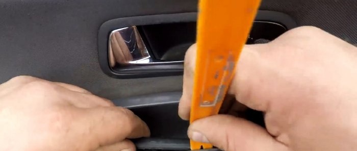 كيفية استعادة الجزء الداخلي للسيارة البلاستيكية البالية