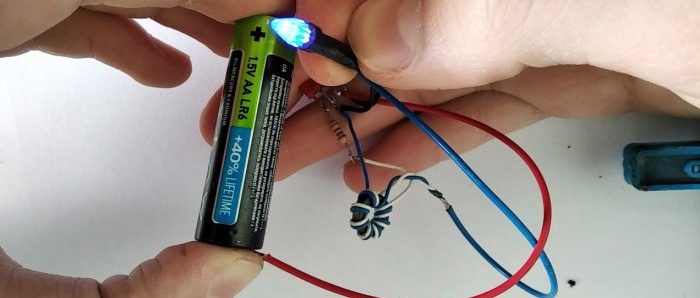 Keitiklis, kuris iš vienos baterijos pagamins LED lemputę