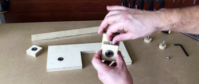 Bir tornavidayla çalıştırılan ev yapımı el tipi kontrplak şerit testere