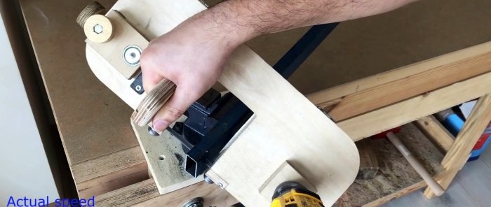 منشار شريطي مصنوع يدويًا من الخشب الرقائقي يتم تشغيله بواسطة مفك البراغي