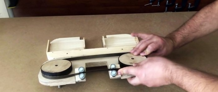 منشار شريطي مصنوع يدويًا من الخشب الرقائقي يتم تشغيله بواسطة مفك البراغي