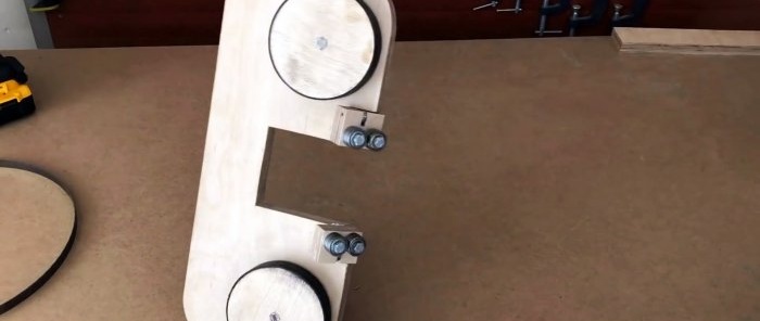 Házi készítésű kézi rétegelt lemez szalagfűrész csavarhúzóval