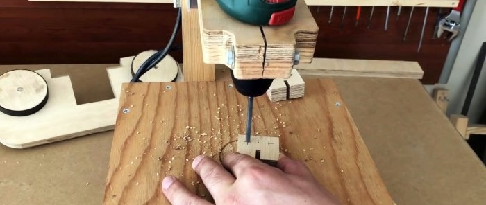 Selbstgebaute, handgeführte Sperrholzbandsäge, angetrieben von einem Schraubenzieher
