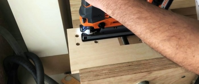 Gawa sa bahay na hand-held plywood band saw na pinapatakbo ng screwdriver