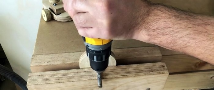 Gawa sa bahay na hand-held plywood band saw na pinapatakbo ng screwdriver