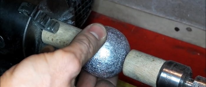 Come realizzare una palla perfetta con un foglio di alluminio