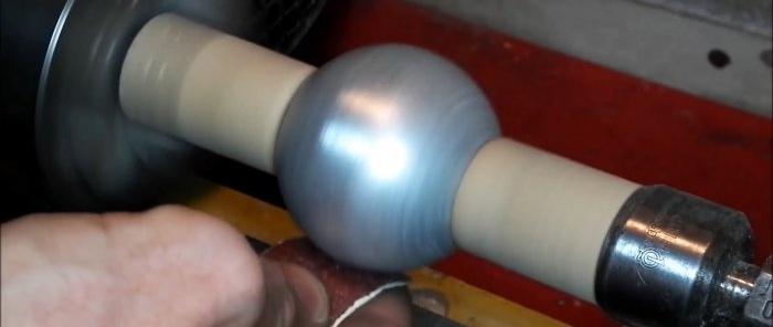 Comment faire une boule parfaite avec du papier d'aluminium