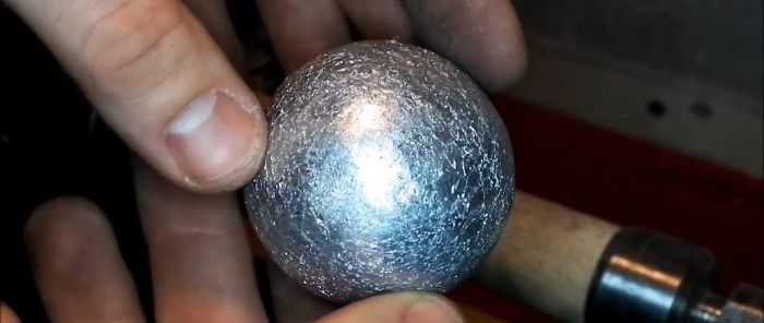 Com fer una bola perfecta amb paper d'alumini