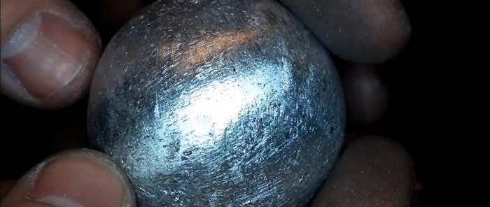 Hoe maak je een perfecte bal van aluminiumfolie?