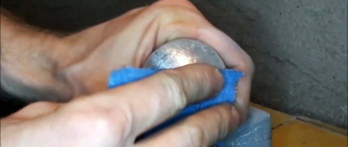 איך להכין כדור מושלם מנייר אלומיניום