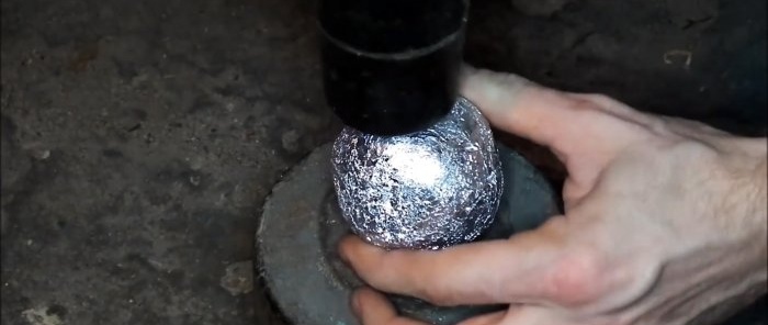 Wie man aus Aluminiumfolie einen perfekten Ball macht