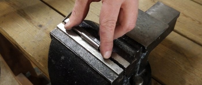 Ako vyrobiť gombíkové dierky pomocou jednoduchých nástrojov