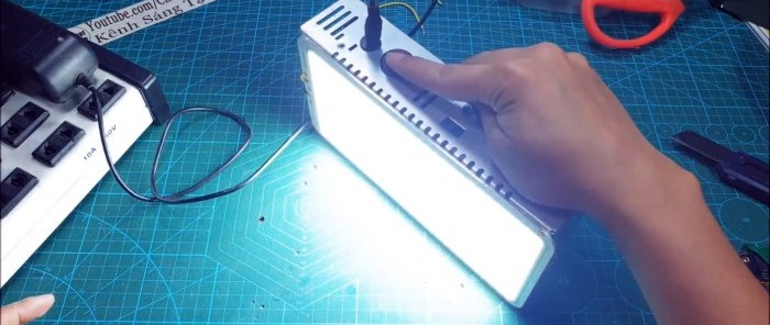 איך להכין פנס מגה חזק מסוללות מחשב נייד ישנות ומפאנל LED