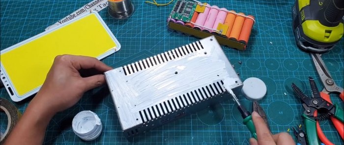 Cómo hacer una linterna megapotente con baterías viejas de portátiles y un panel LED