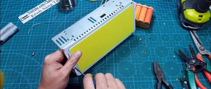איך להכין פנס מגה חזק מסוללות מחשב נייד ישנות ומפאנל LED