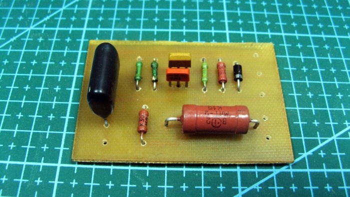 Wie man aus verfügbaren Teilen ein Ladegerät für Autobatterien herstellt